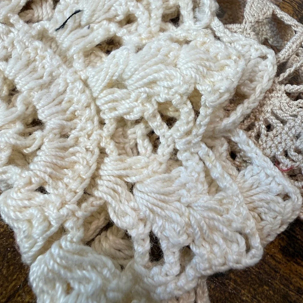 2 VTG Hand Crocheted Lace Doilies Cream Starburst‎ Floral 4-5